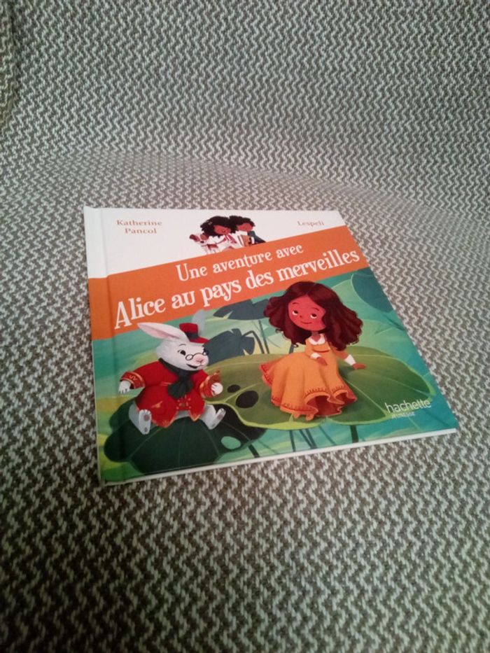 Une aventure avec Alice au pays des merveilles/série Au Pays des Livres - Hachette Jeunesse - photo numéro 6