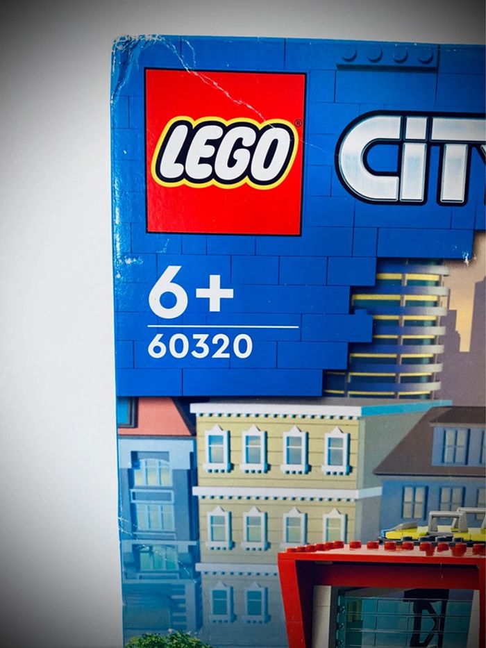 LEGO City 60320 - La Caserne des Pompiers - Neuf et Scellé - photo numéro 2