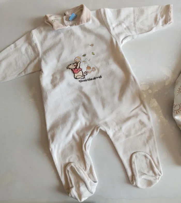 Lot pyjama Winnie 9/12 mois body bonnet anti derapant - photo numéro 2