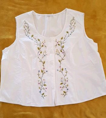 Debardeur/chemisier blanc , liseré fleuri T52