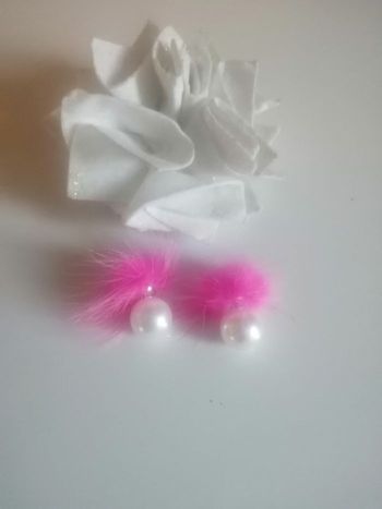🌸Boucles d'oreilles puces perle blanche plume  fushia "Boutique Parisienne" Idéal pour les fêtes "🎄