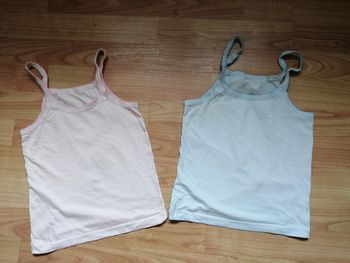 Lot de 2 débardeurs ou maillots de corps 4/6 ans