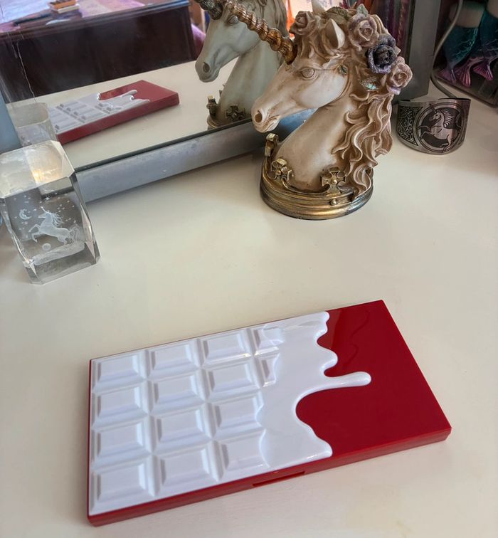 Palette chocolate Red Velvet, 18 fards, Makeup Revolution.