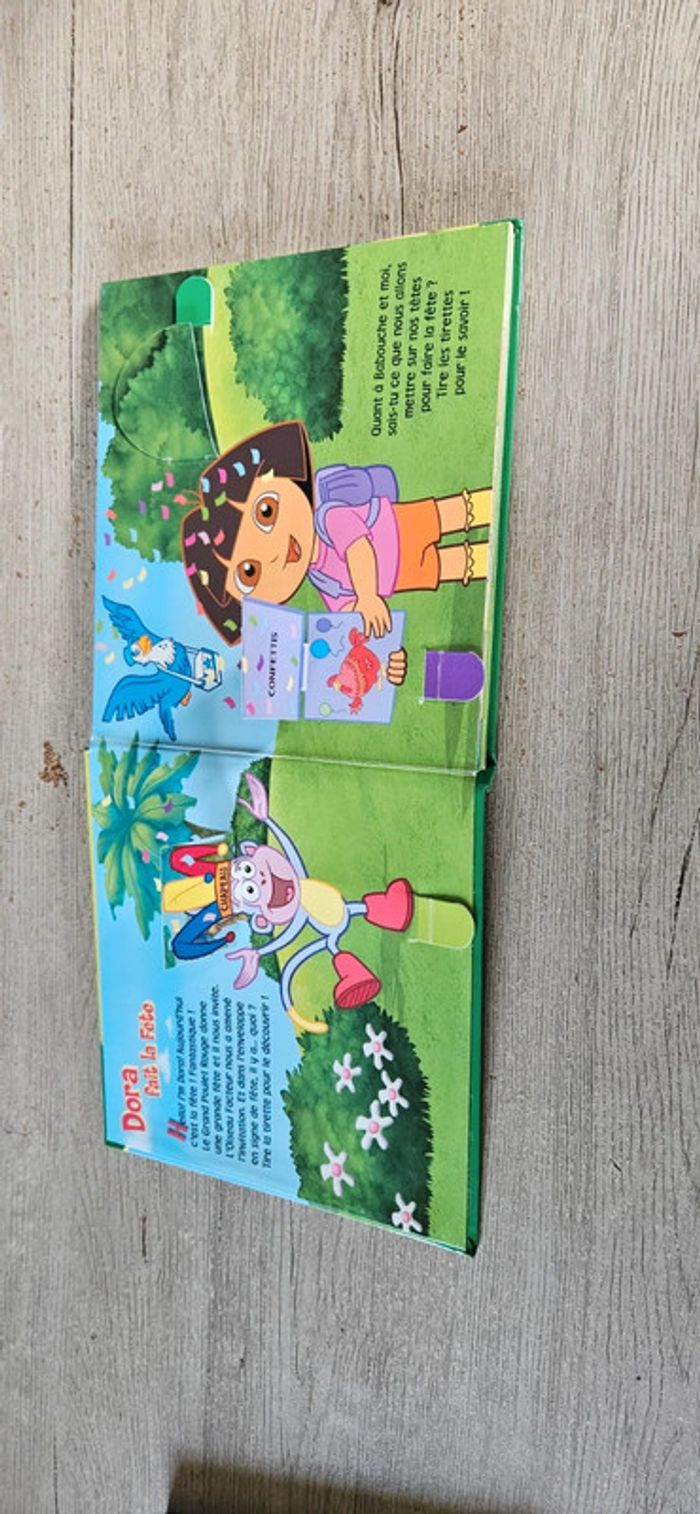 Livre 3 D Dora l exploratrice fait la fête, bon état - photo numéro 2