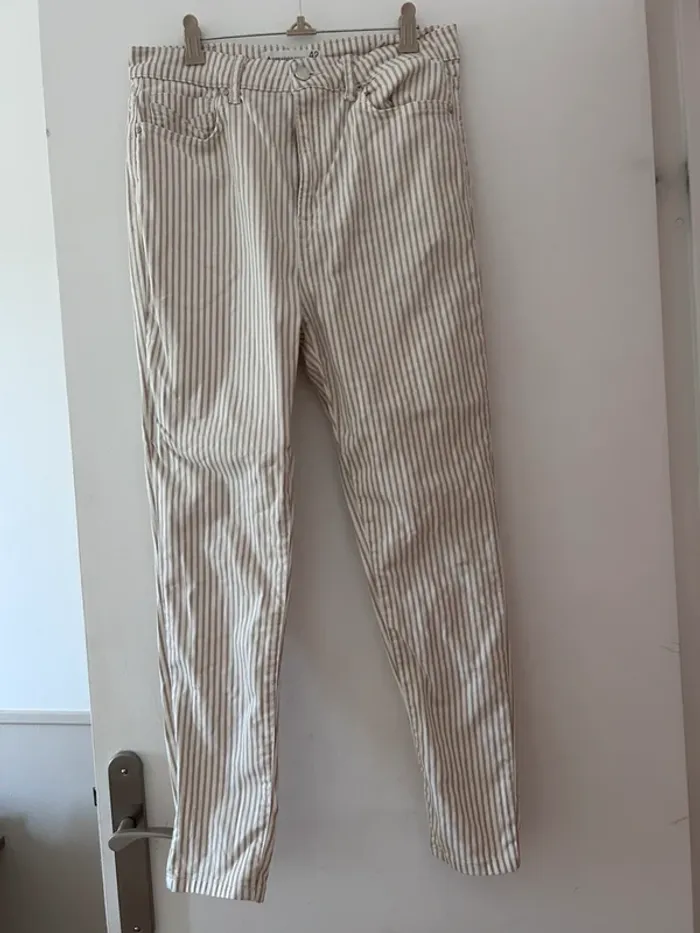 Pantalon rayé beige et blanc taille 42
