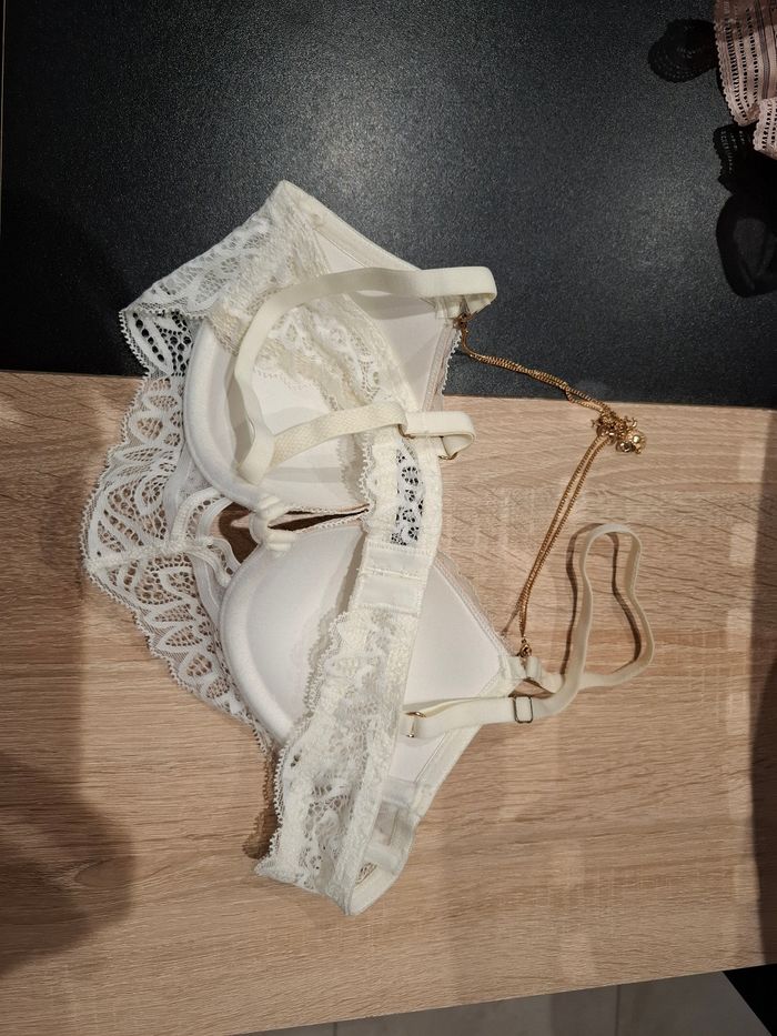 Soutient gorge blanc et bijou - photo numéro 2