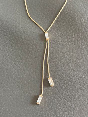 Joli collier doré avec brillants