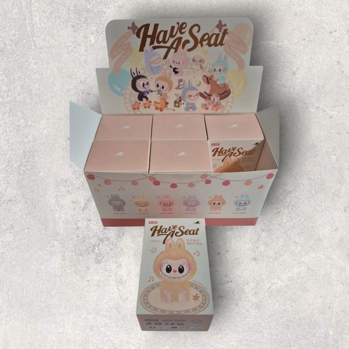 Lot de 6 figurines Labubu Mystère – Série Have a Seat avec boîte + présentoir