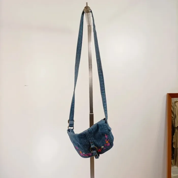 Sac bandoulière en jean bleu brodé de fleurs roses et rouges S031 - photo numéro 2