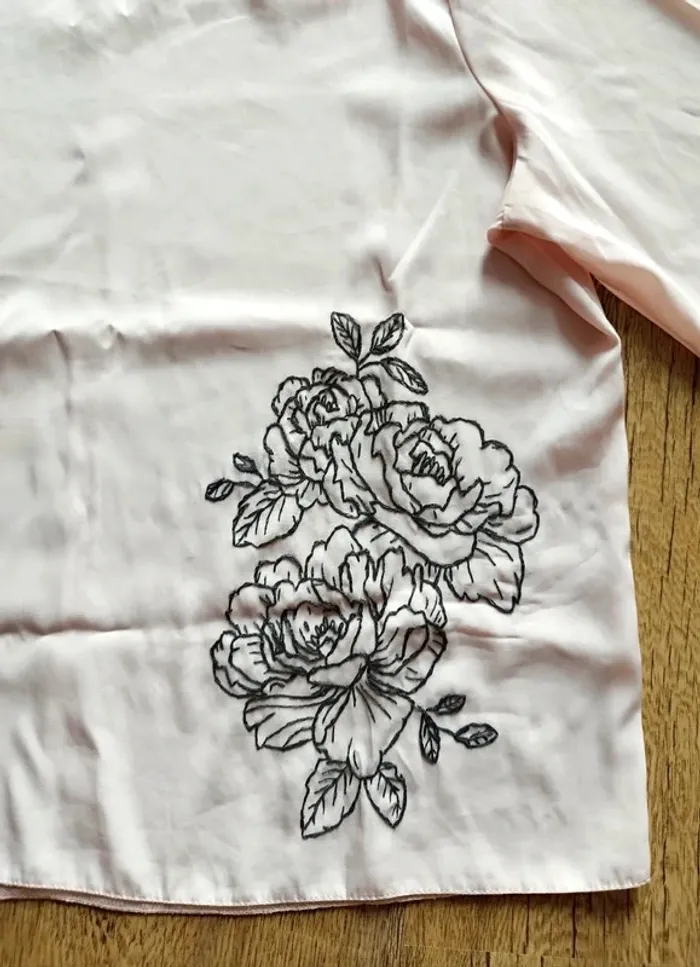 Blouse satinée brodée Asos t. 38 rose pâle manches 3/4 - photo numéro 2