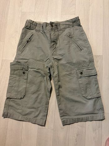 Short gris kaki YCC 8 ans avec poches très bon état