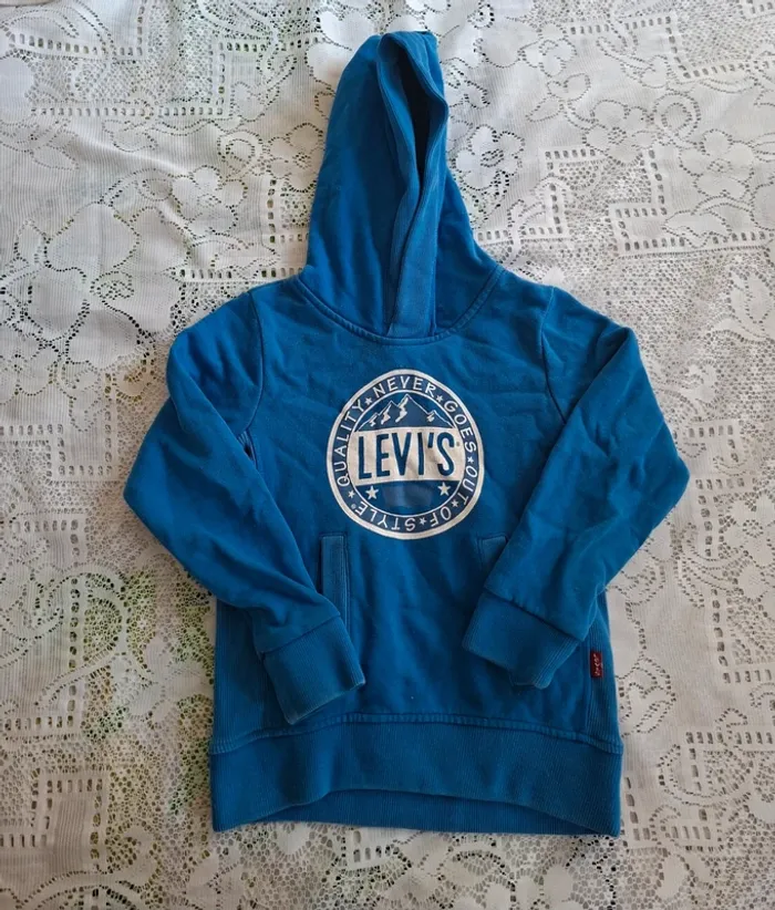 Sweat à capuche Levi's bleu - confort et style streetwear, en bon état, taille 6 ans