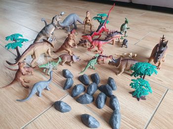 Lot de 24 dinosaures + 3 arbres + 14 rochers