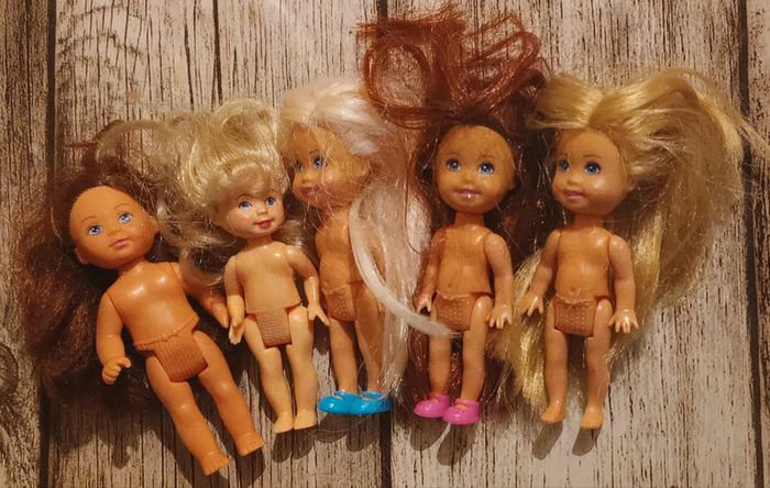 5 petites poupées