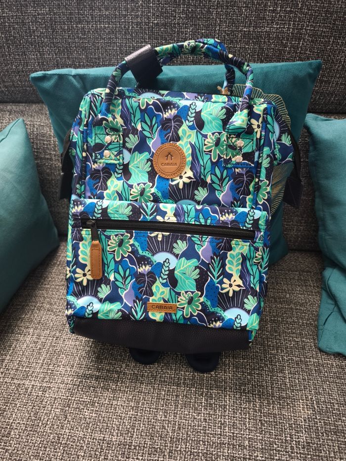 Sac cabaïa neuf avec étiquette taille small  collection 10 ans - photo numéro 3