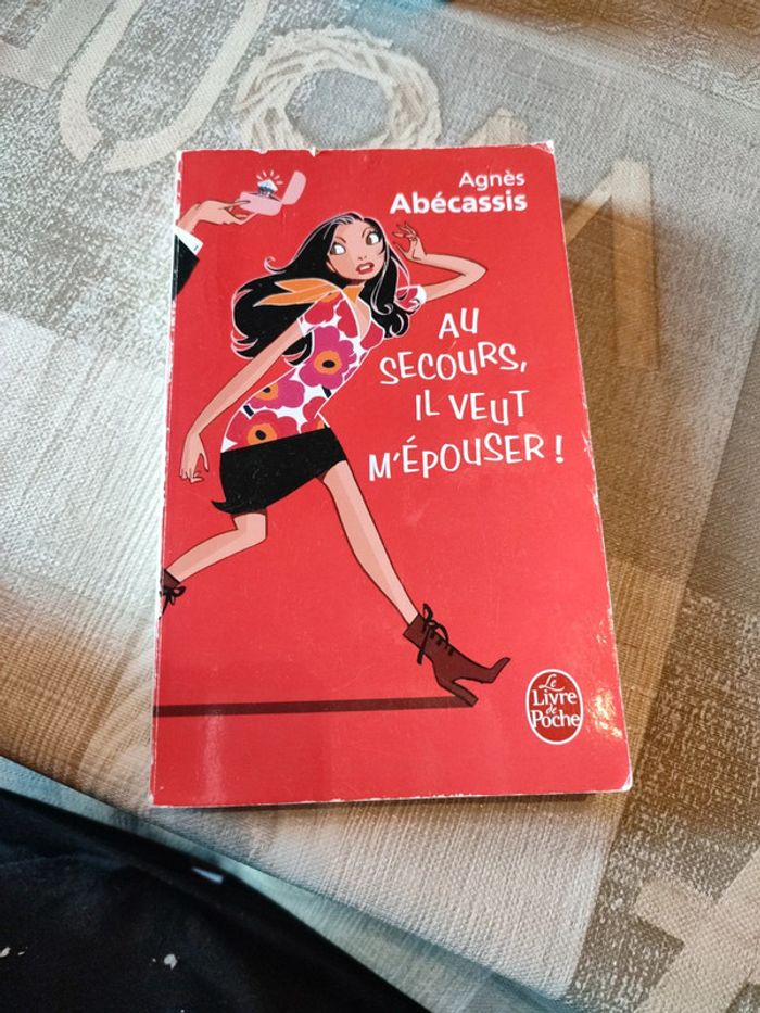 Au secours, il veut m'épouser, livre de Agnès abécassis
