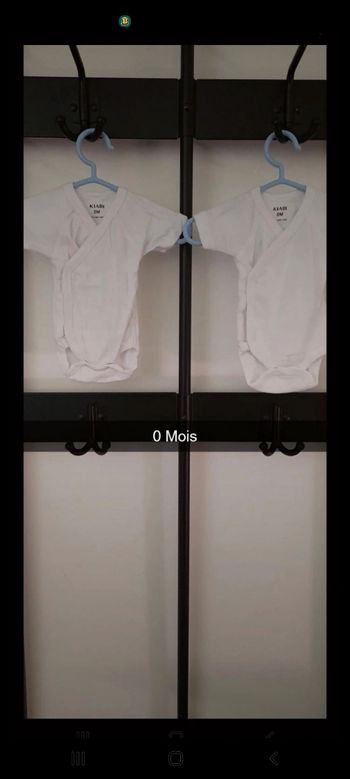 Lot de 2 bodies taille 0 Mois