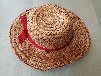 chapeau avec cordon et ruban rouge taille unique