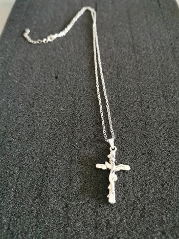 Collier et pendentif spirituel croix avec rose