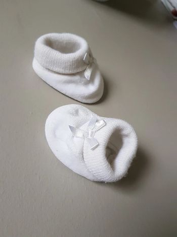 Chaussons bébé blanc avec nœud