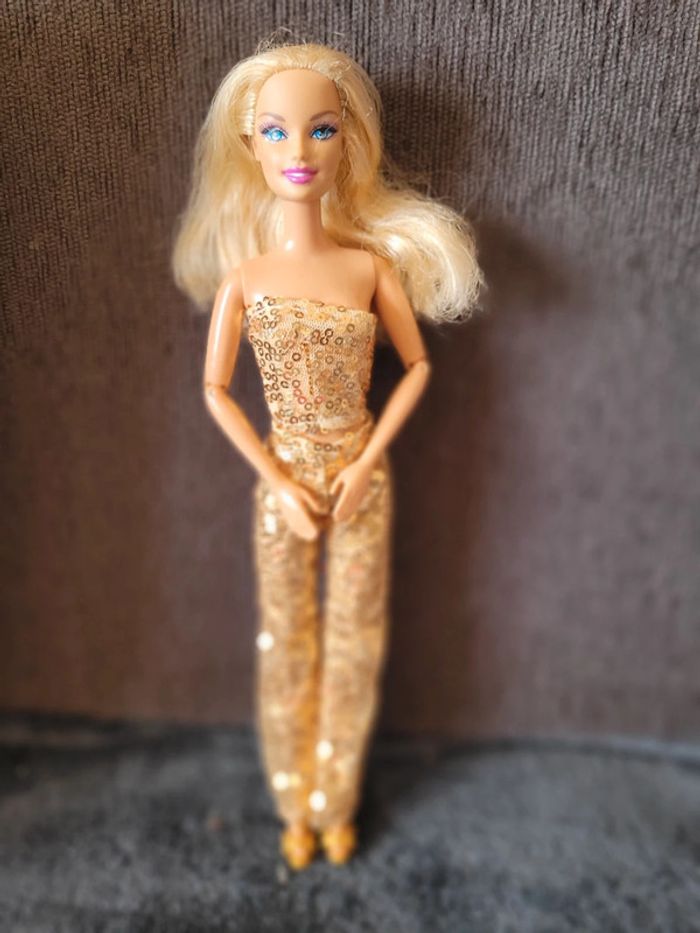 Poupée barbie et sa tenue