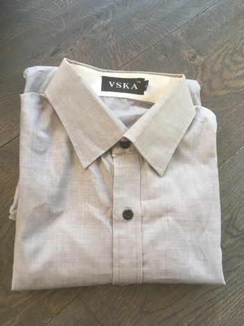 Chemise grise avec détail blanc