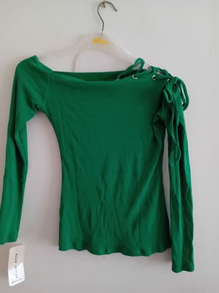 Pull léger épaule dénudé