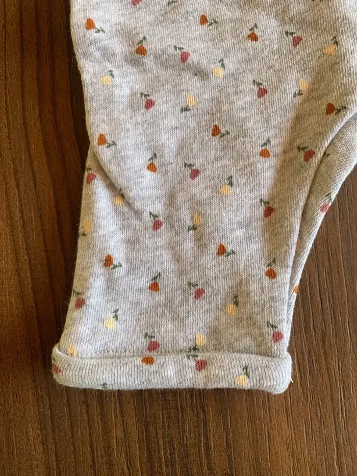 Pantalon fleurs Kiabi 3 mois - photo numéro 3