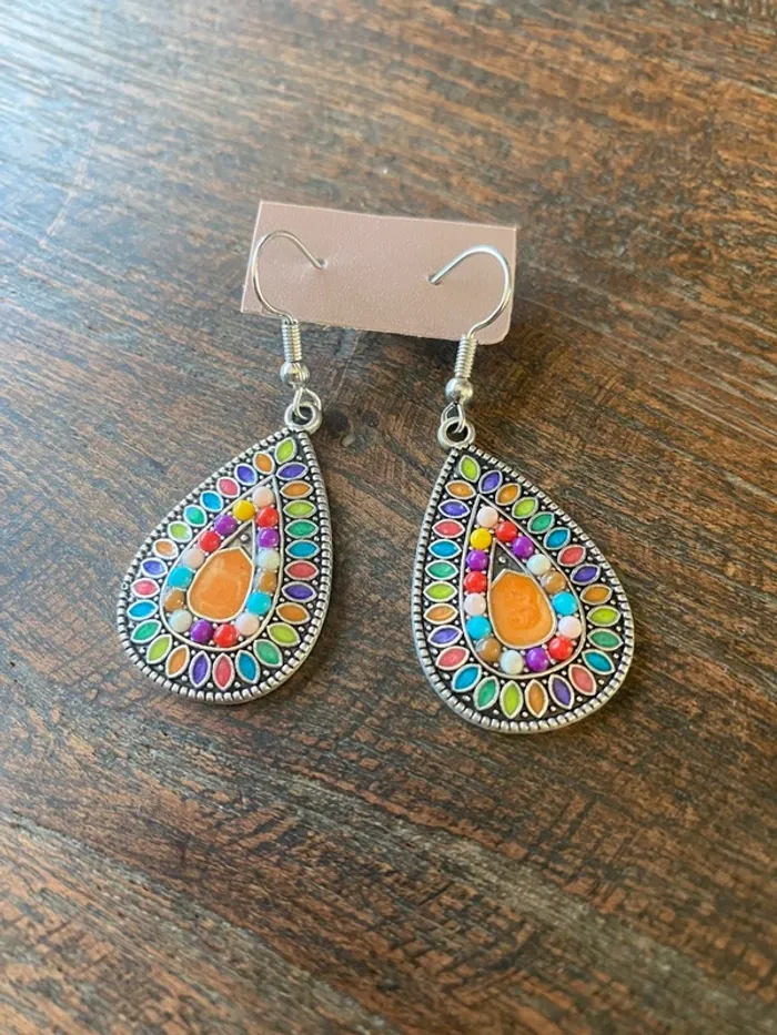 Magnifique paire de boucles d’oreilles avec pierres colorées - photo numéro 4