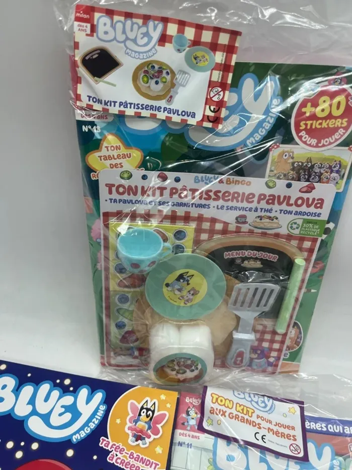 Lot de 2 livres d'activité magazine Bluey Neuf avec ces jouets - photo numéro 3