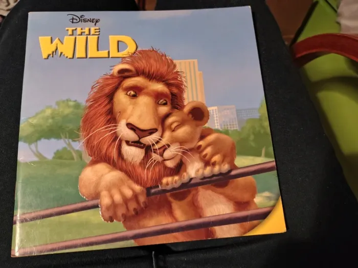 Livre the wild Disney beaucoup lu donc usure de lecture page souple