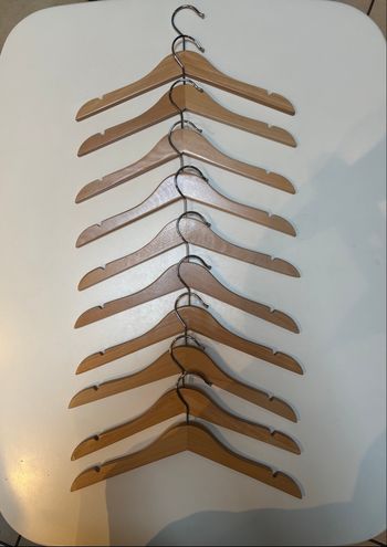 Lot de 10 cintres bois enfant 