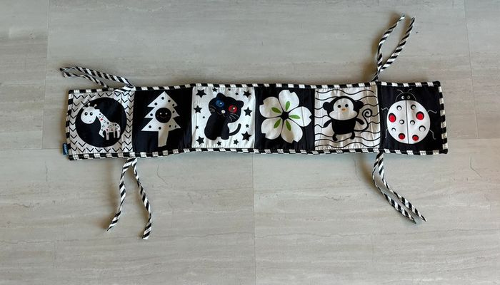 Livre dépliant noir et blanc