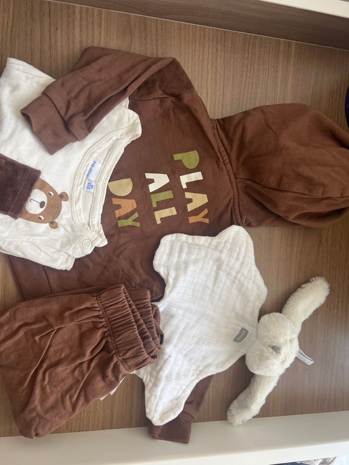 Set 6 mois chocolat et blanc Petit Bisou juste lavé, jamais porté - photo numéro 1