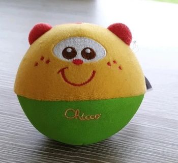 Petite balle en mousse avec grelots