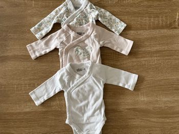 Lot de trois body naissance rose poudré