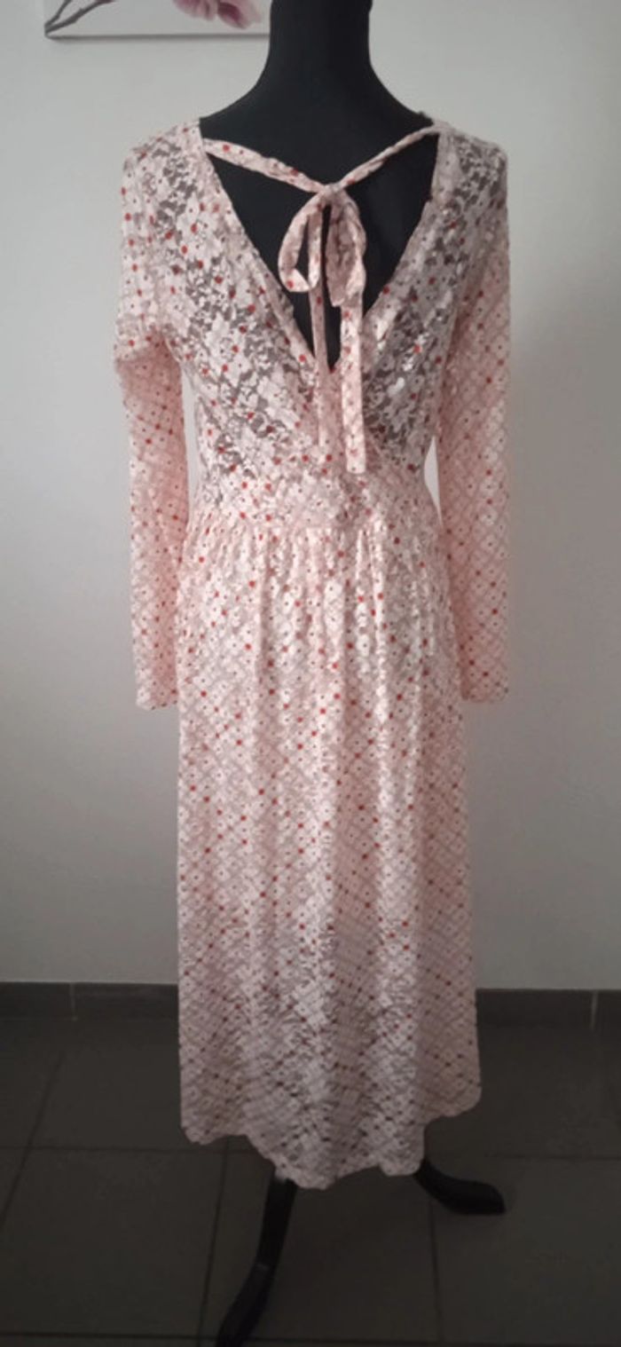 Robe ajustée et évasée en dentelle - photo numéro 2