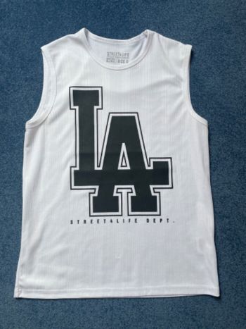 Tee-shirt sans manches. « L À »