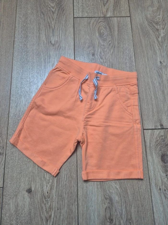 Short gémo abricot 4 ans neuf jamais porté