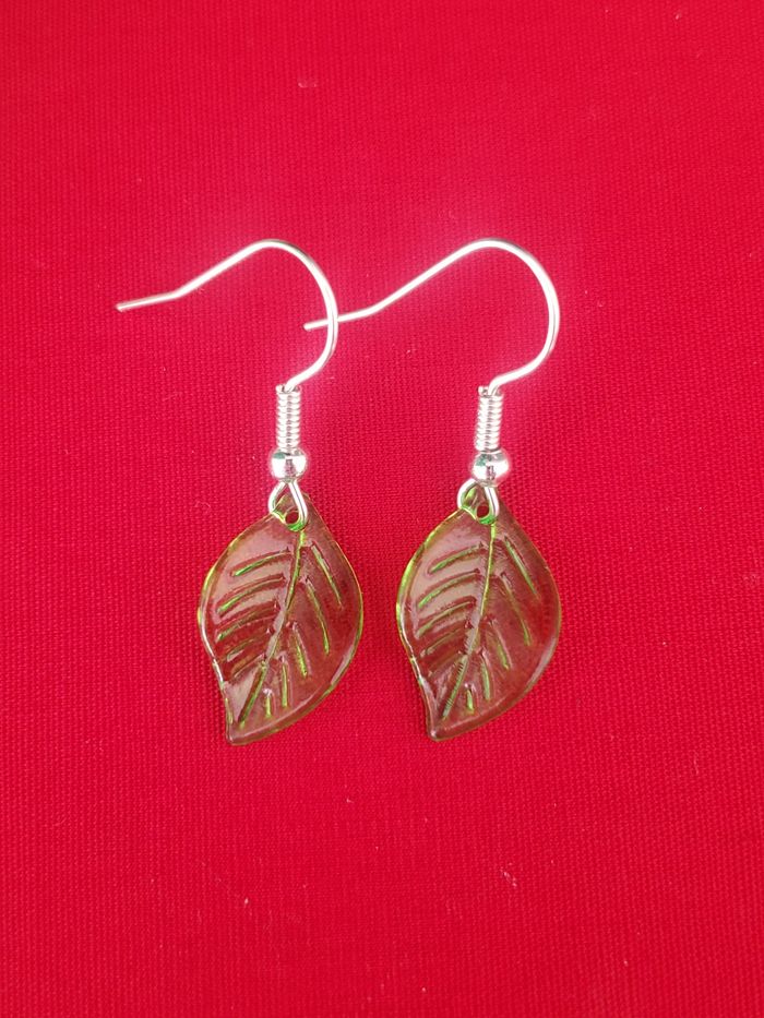 Boucles d'oreilles pendante argenté feuille verte