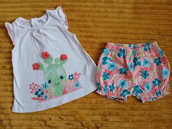 Ensemble débardeur et short taille 18 mois