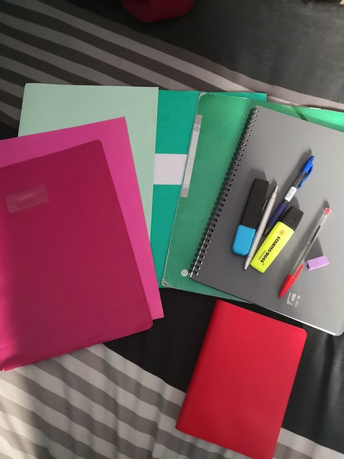 Lot fournitures scolaires