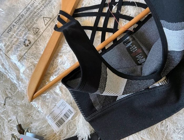 Brassière et legging de sport HIIT neuf avec étiquette - photo numéro 3