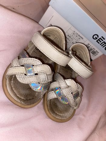 Sandales blanches et argentées