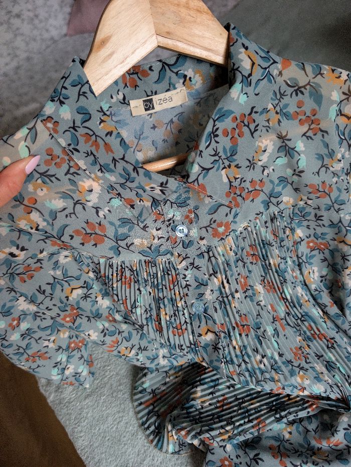 Chemise voilage fleurie bleu gris tendance romantique moderne Marque By Izea Taille 38 M - photo numéro 9