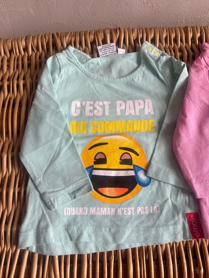 2 t-shirt manche longue Emoji 9mois en très bon état - photo numéro 2