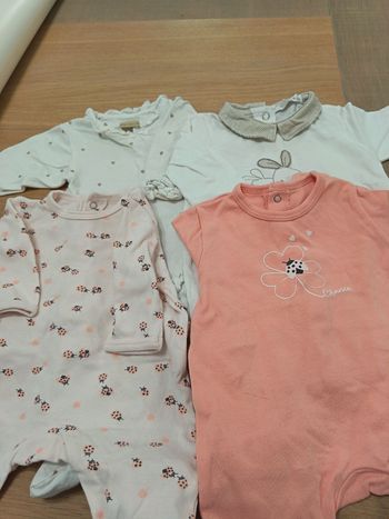 Lot de pyjamas 1 mois comme neufs