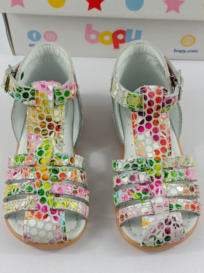 Sandale fille taille 22 de marque bopy
Matière cuir avec voûte plantaire
Fermeture par boucle - photo numéro 4