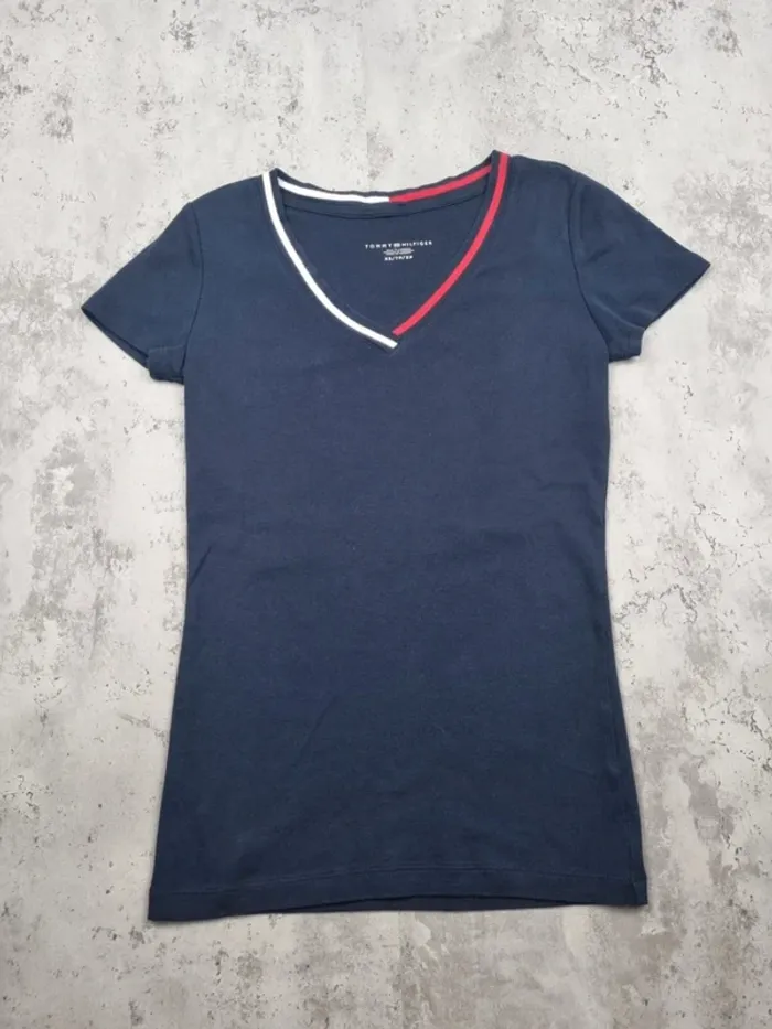T-shirt Tommy Hilfiger col V bleu marine– Taille XS Femme (mesures en photos) - photo numéro 4