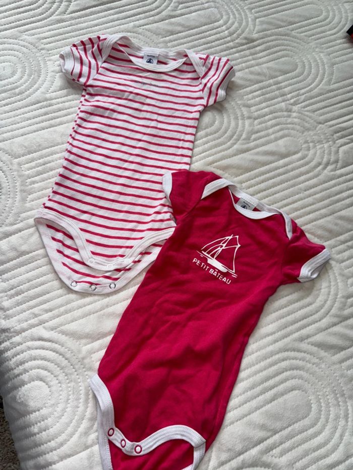 2 bodies petit bateau 6 mois très peu porté - photo numéro 2